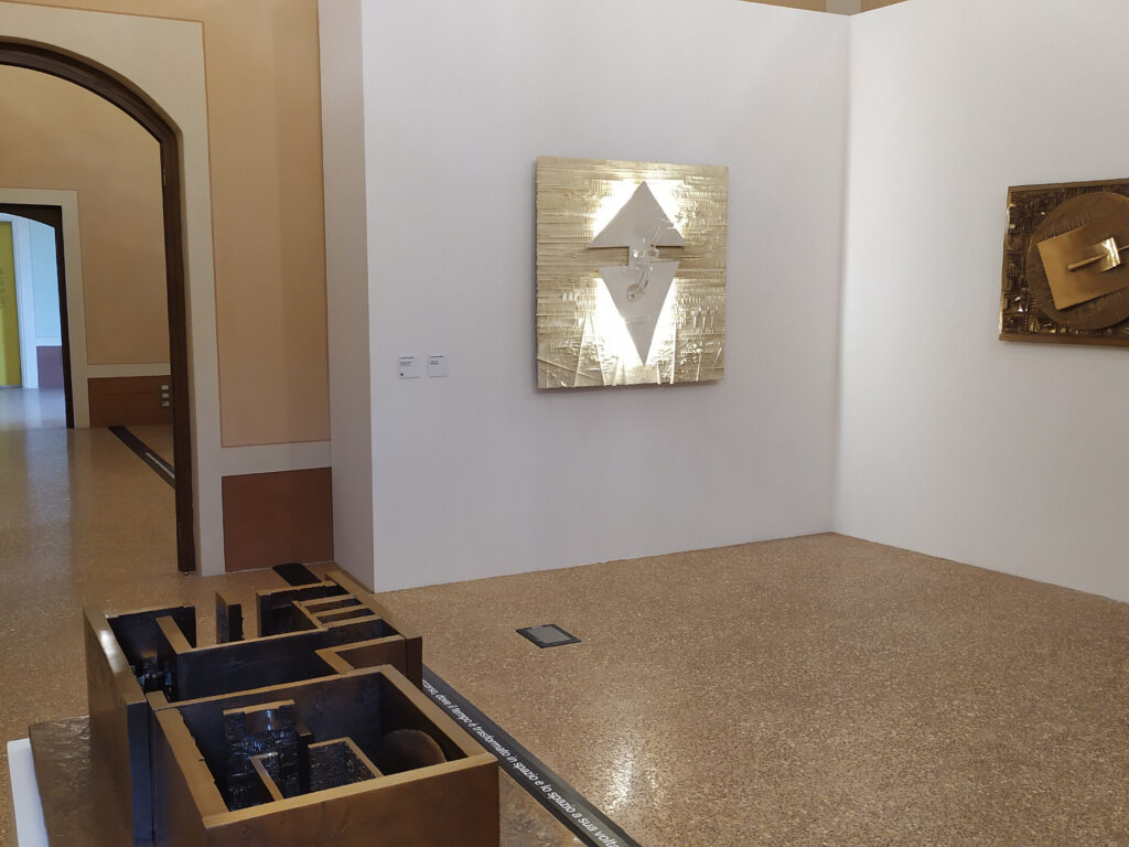 Arnaldo-Pomodoro.-surface.-Installation-view.-Ph.-MAMA-1-uai-1874x1406