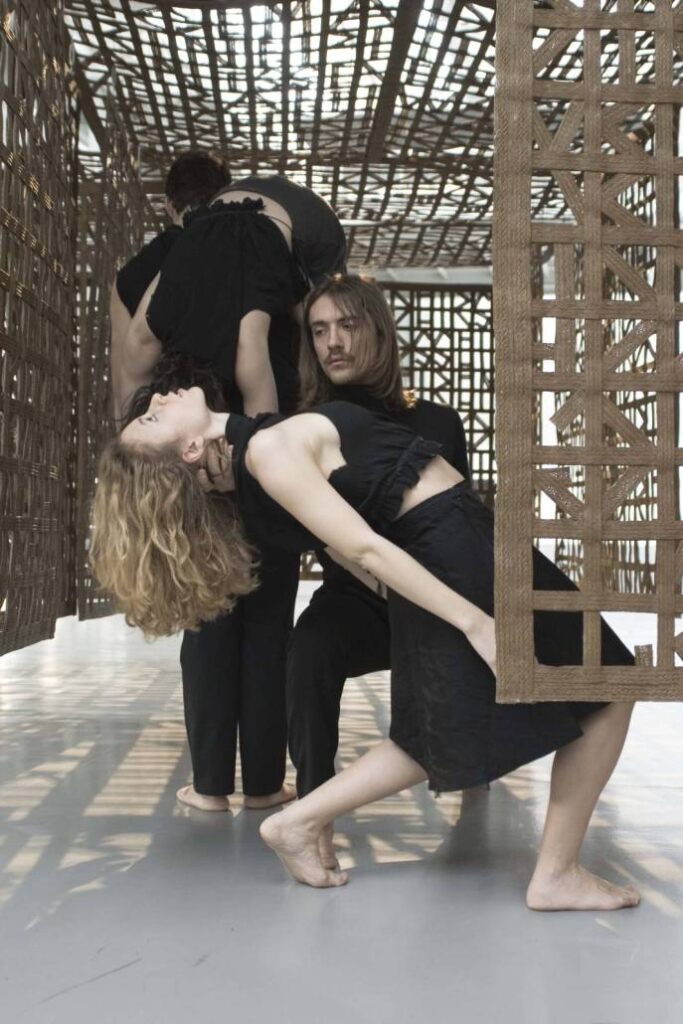 BTTMHL_201001070130-687x1030