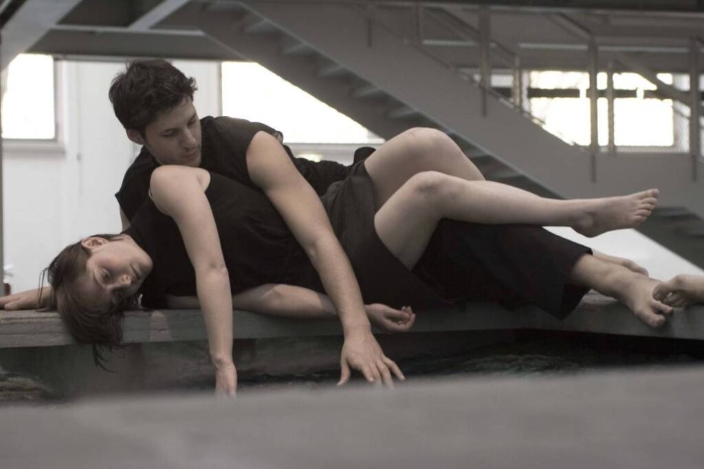 BTTMHL_201001070201-1030x687 Ballerino in posa con ballerina