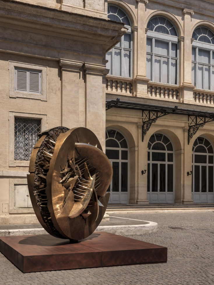 Arnaldo Pomodoro, Disco in forma di rosa del deserto n. 1, 1993-1994 - Cortile d'Onore del Palazzo del Quirinale, Roma, 2019 (Foto Massimo Listri)