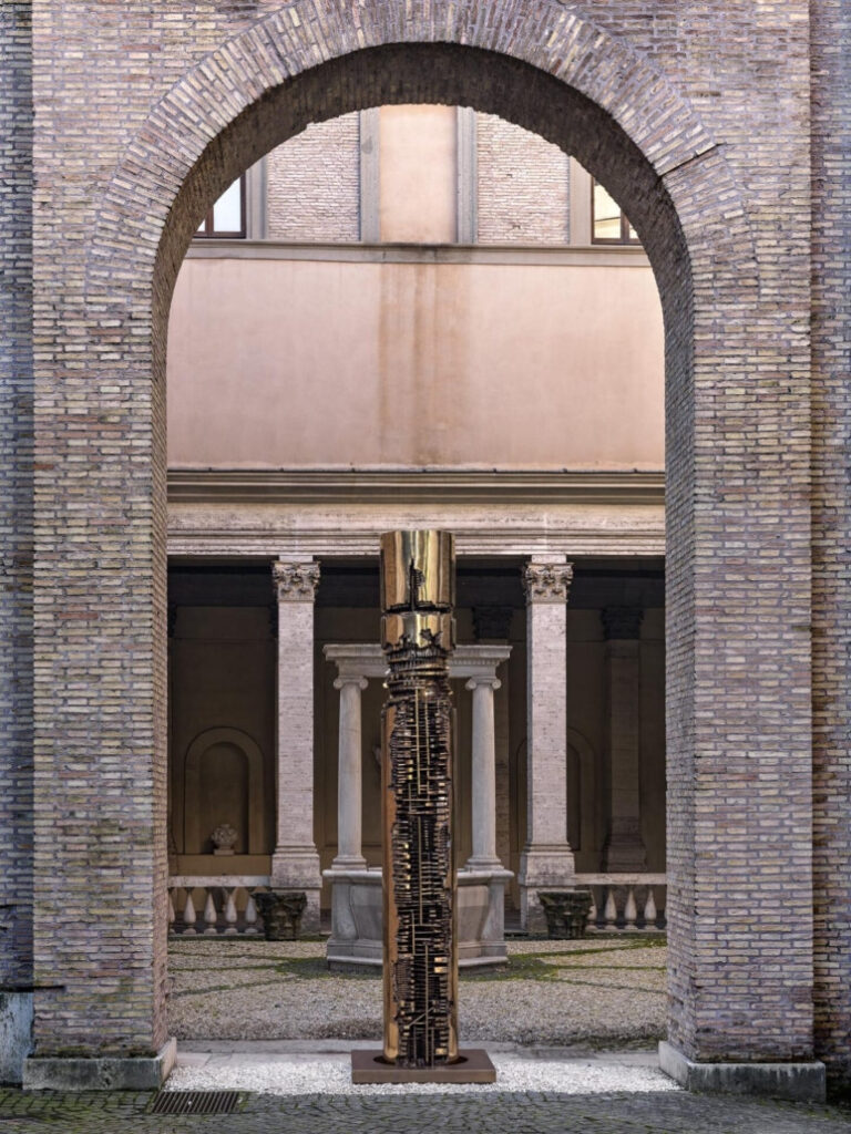 Arnaldo Pomodoro, La Colonna del viaggiatore, 1965-66, II, 1965-1966 - Roma, Ambasciata Italiana presso la Santa Sede, 2021 - Foto Massimo Listri