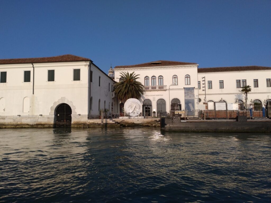 IMG_20180405_180103_899-1030x773 Arnaldo Pomodoro, Disco in forma di rosa del deserto n. 1, 1993-1994 – Venice International University, Isola di San Servolo, Venezia, 2018 (Foto Archivio Arnaldo Pomodoro)