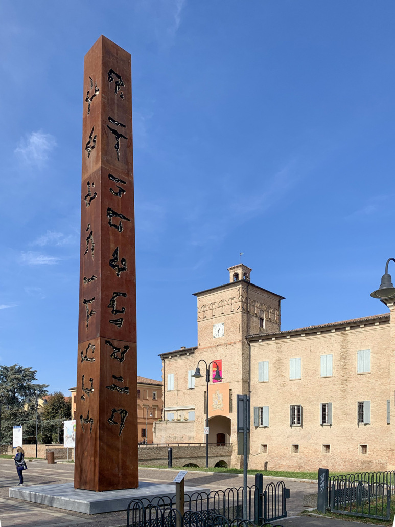 Arnaldo Pomodoro, Obelisco per Cleopatra, Soliera, 2020, Foto Roberto Sala, courtesy Fondazione Arnaldo Pomodoro e Fondazione Campori