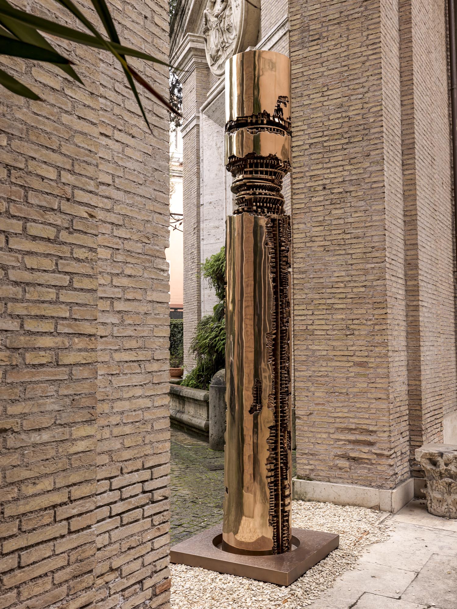 “La Colonna del viaggiatore” di Arnaldo Pomodoro a Palazzo Borromeo (Roma)