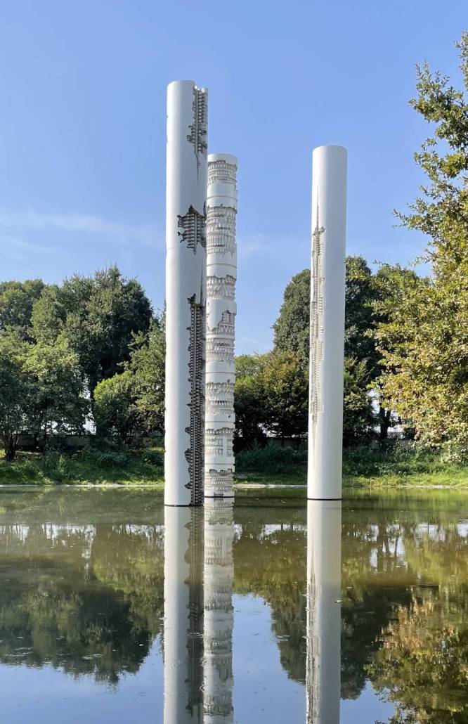 Arnaldo Pomodoro, Triade, 1979 – Horti dell'Almo Collegio Borromeo, Pavia, 2022 (Foto Federico Giani)