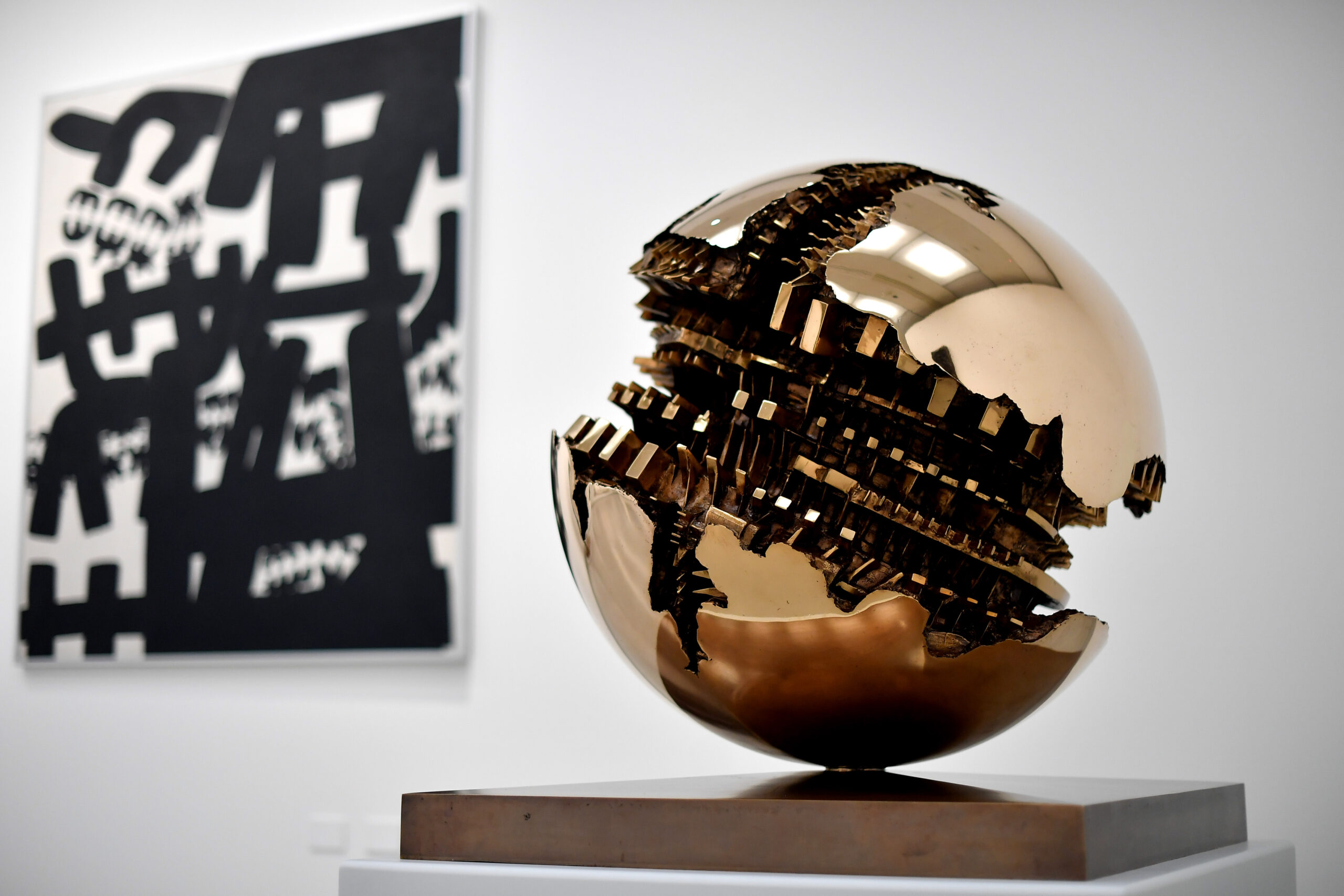 La Colonna del viaggiatore” e la Sfera n.5 di Arnaldo Pomodoro al Museo  del Novecento di Milano - Fondazione Arnaldo Pomodoro