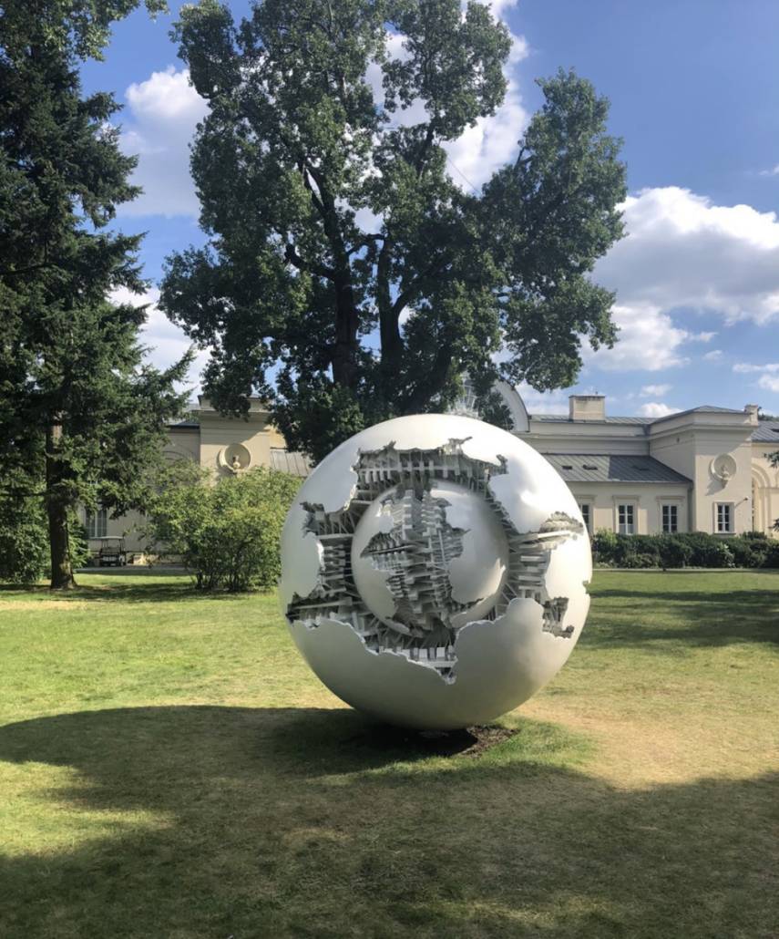 Arnaldo Pomodoro, Sfera con sfera, 1979-1980 – Varsavia, 2022 (Foto Instagram @tojameg)