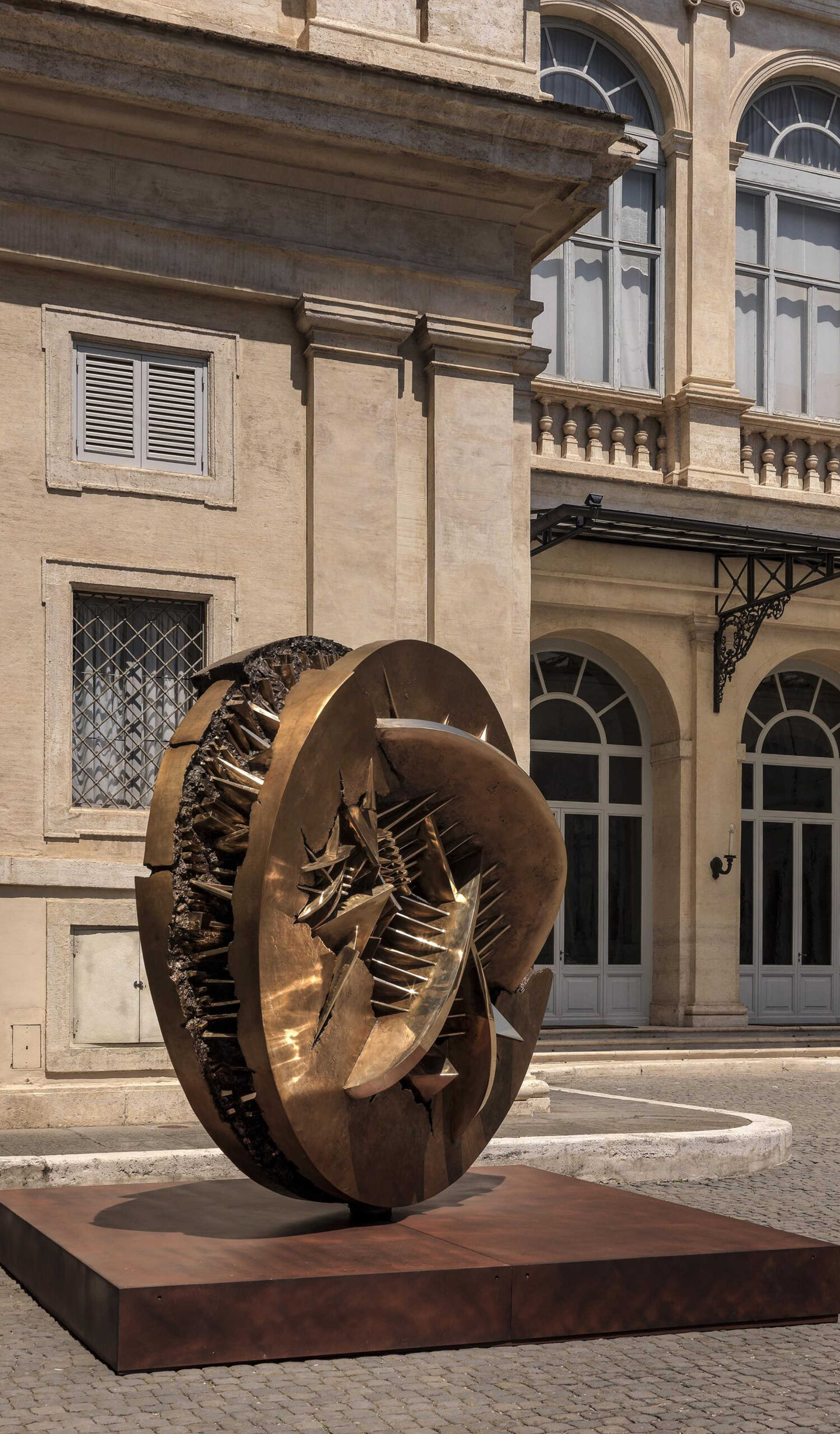 “Disco in forma di rosa del deserto” al Palazzo del Quirinale di Roma