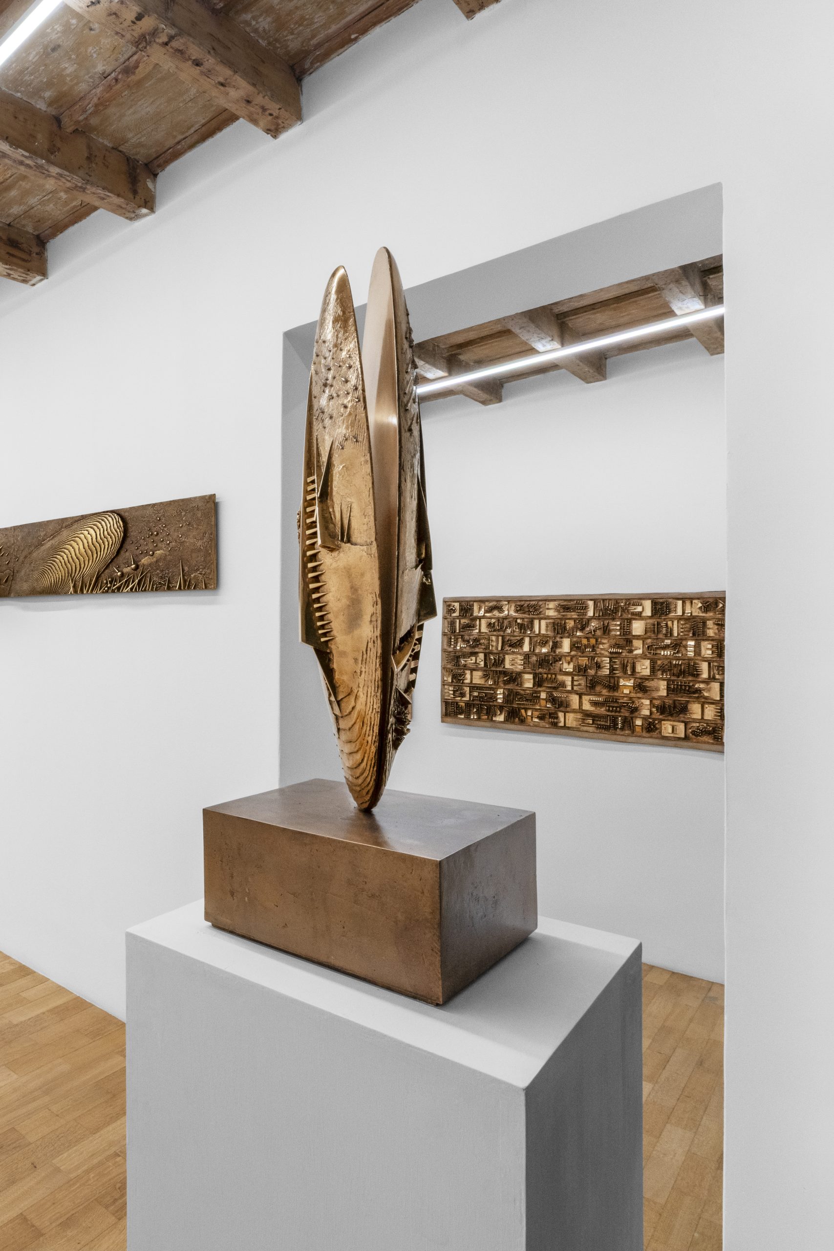 Arnaldo Pomodoro. De-Rive. Segno e scultura dal 1950 al 2014