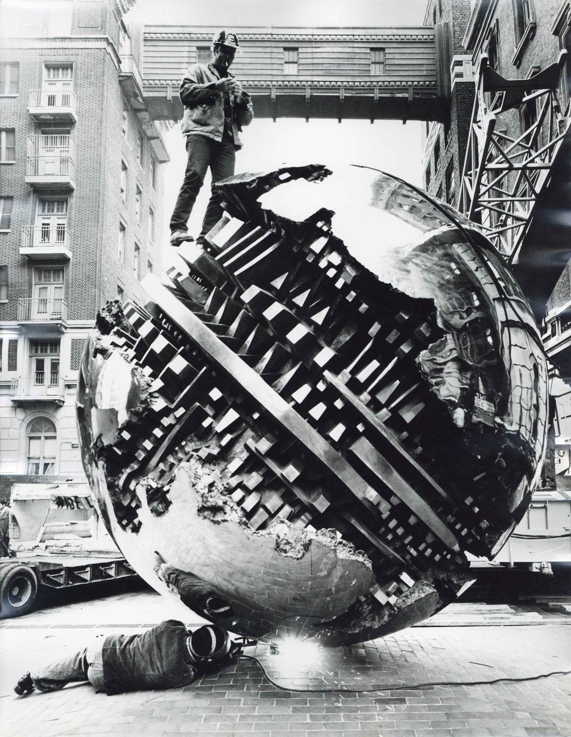 Installazione della Sfera Grande (AP 250) al Mount Sinai Hospital, New York, foto Gianfranco Gorgoni, 1974 - 003