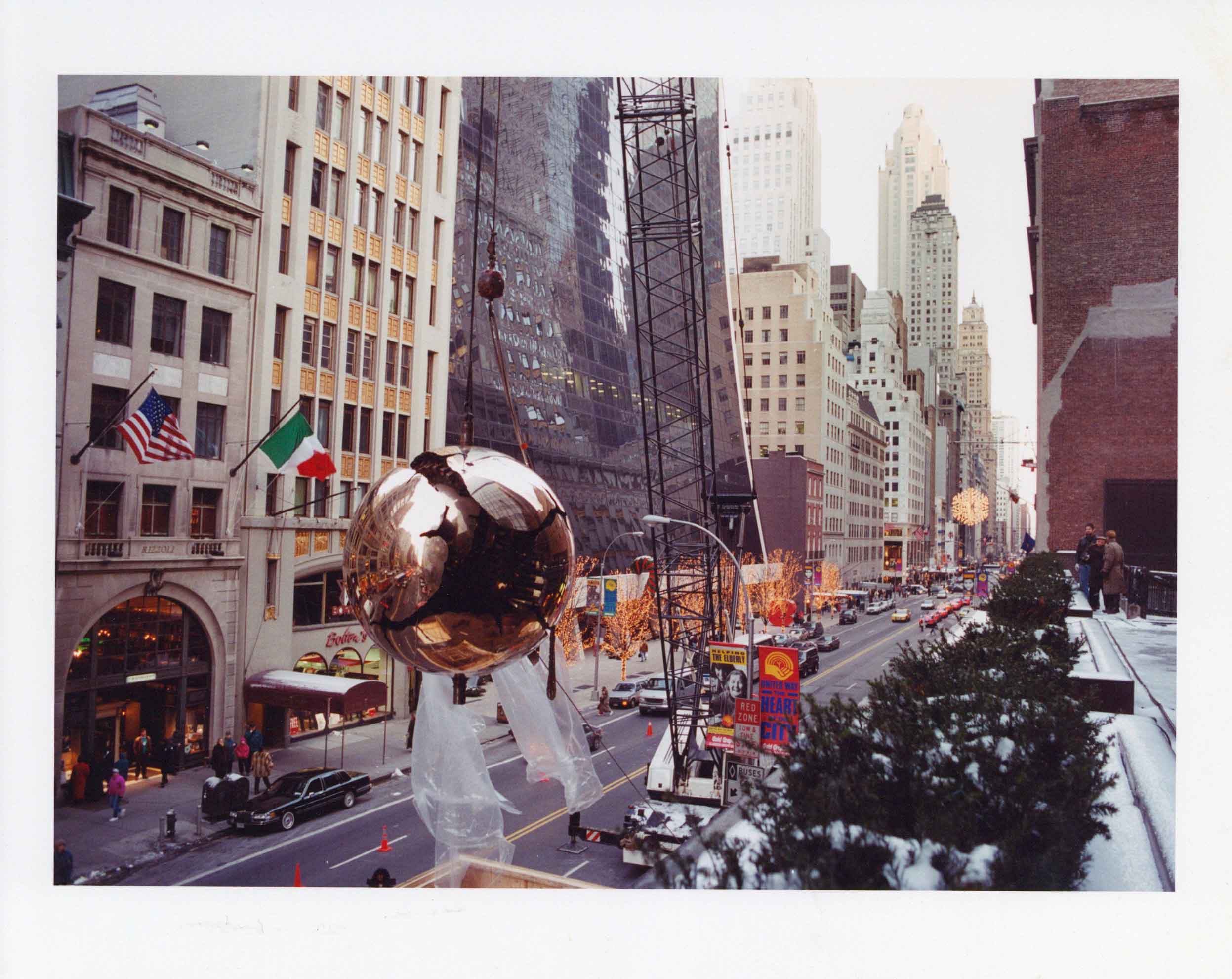 Installazione della Sfera con sfera (AP 659), New York, foto Steve Williams, 1996