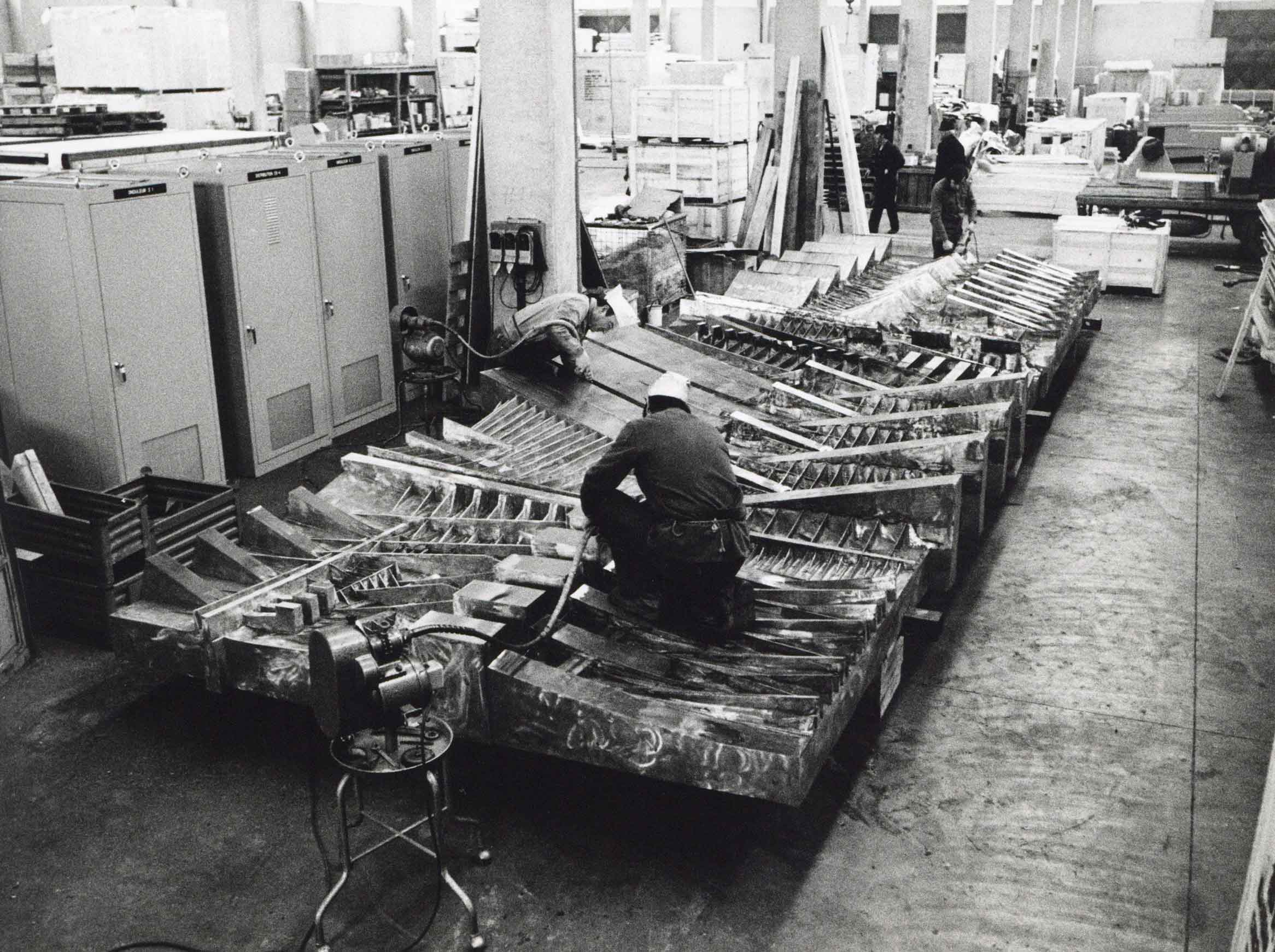Lavorazione Large Wall per Amada (AP 404), foto Giorgio Boschetti, 1978-1980 ca