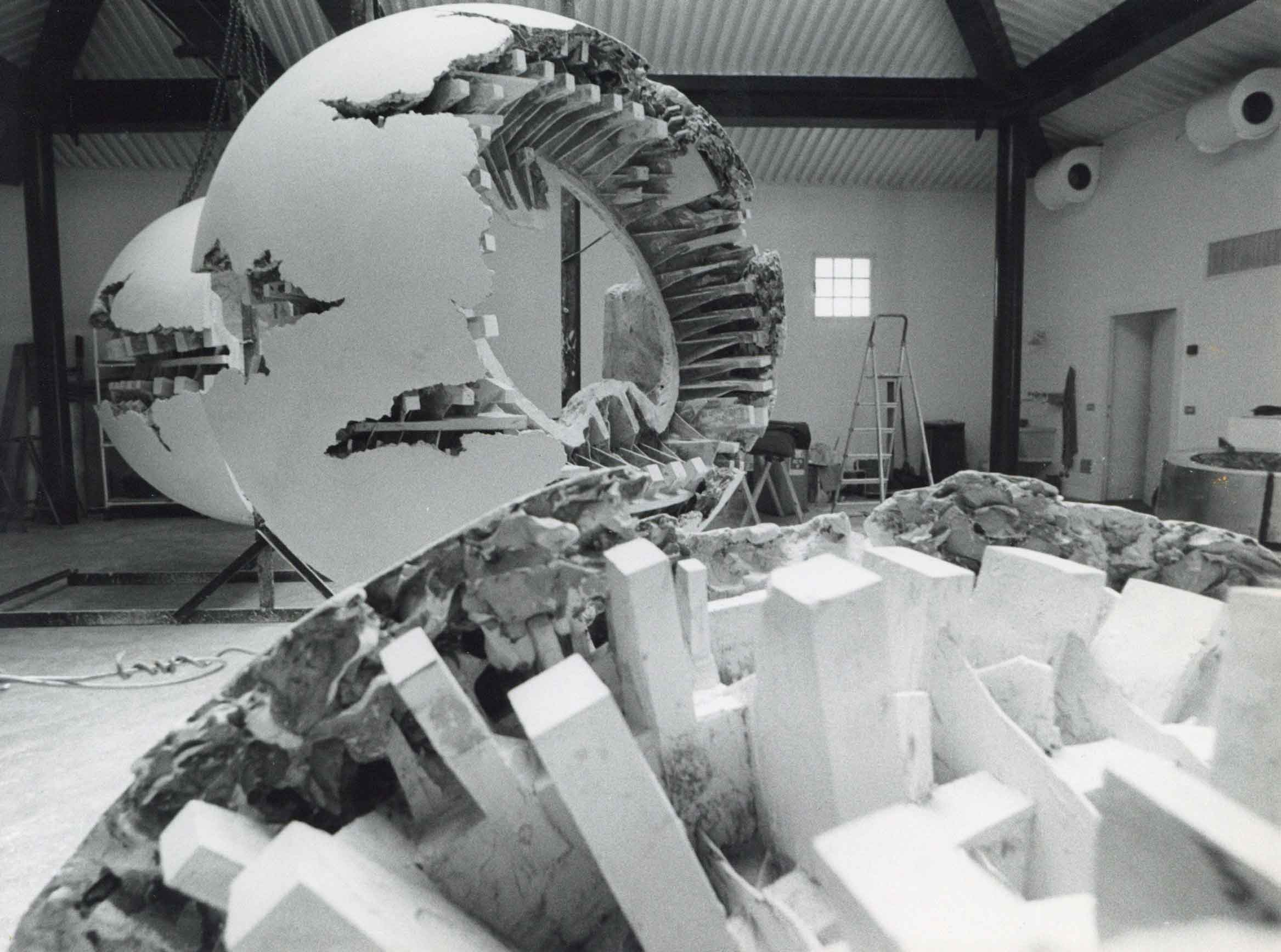 Lavorazione della Sfera con sfera (AP 477), foto Edoardo Mari, 1982-1983 ca