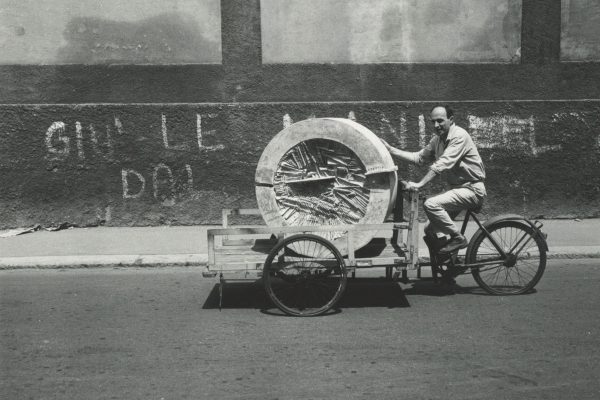 Arnaldo Pomodoro con il gesso de La ruota, Milano, 1961_Foto Mario Dondero Arnaldo Pomodoro con il gesso de La ruota, Milano, 1961_Foto Mario Dondero
