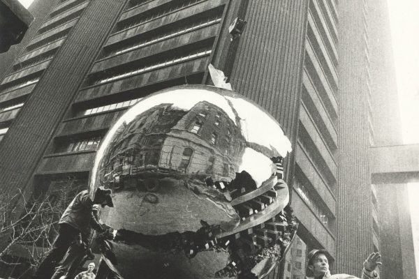 Installazione di Sfera grande al Mount Sinai Medical Center, New York, 1974_Photograph by Gianfranco Gorgoni © Maya Gorgoni Installazione di Sfera grande al Mount Sinai Medical Center, New York, 1974_Photograph by Gianfranco Gorgoni © Maya Gorgoni