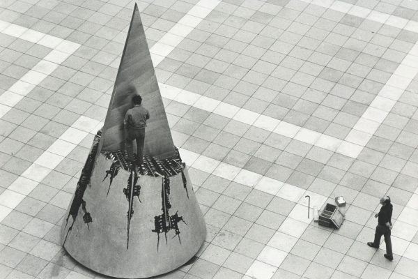 Installazione di Cono tronco in Government Plaza a Binghamton, NY, 1973_Photograph by Gianfranco Gorgoni © Maya Gorgoni Installazione di Cono tronco in Government Plaza a Binghamton, NY, 1973_Photograph by Gianfranco Gorgoni © Maya Gorgoni