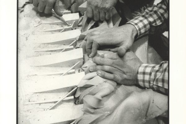 Realizzazione del calco in gomma de Il cercatore oscillante, Milano, ca. 1987_Foto Carlo Orsi Realizzazione del calco in gomma de Il cercatore oscillante, Milano, ca. 1987_Foto Carlo Orsi